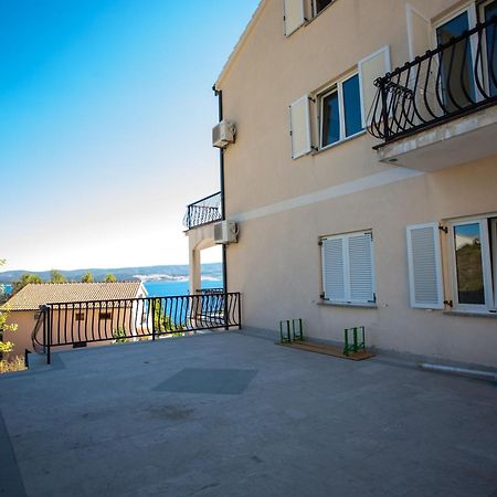 Apartments Pusic Omis Exterior photo