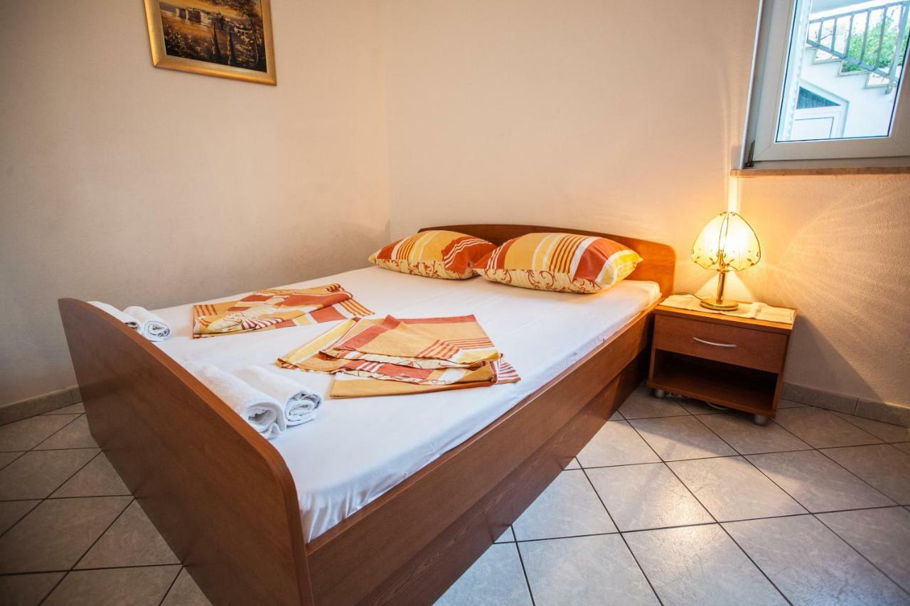 Apartments Pusic Omis Exterior photo