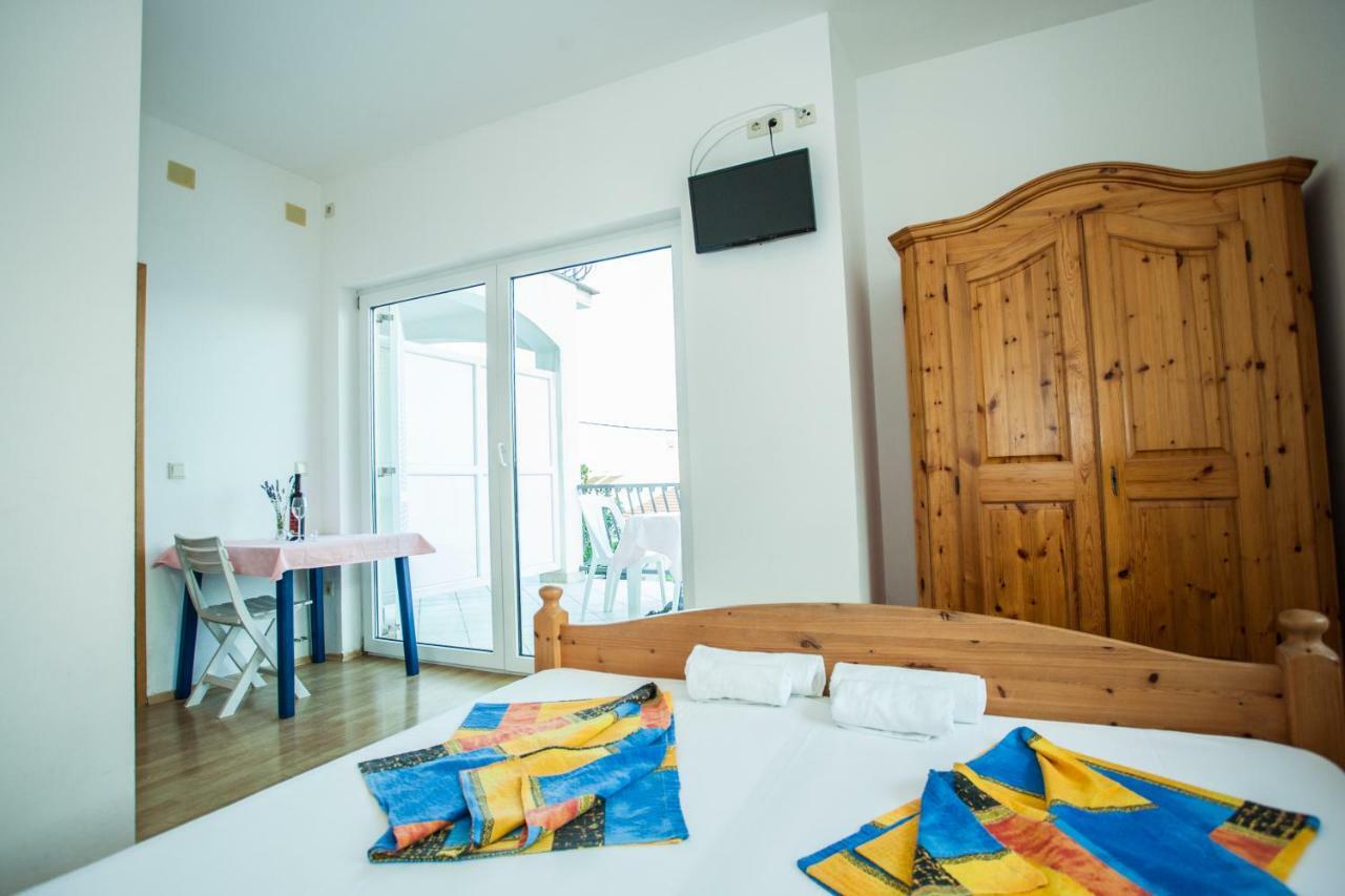 Apartments Pusic Omis Exterior photo