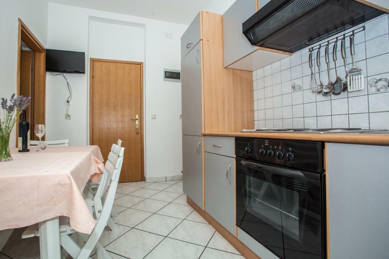 Apartments Pusic Omis Exterior photo