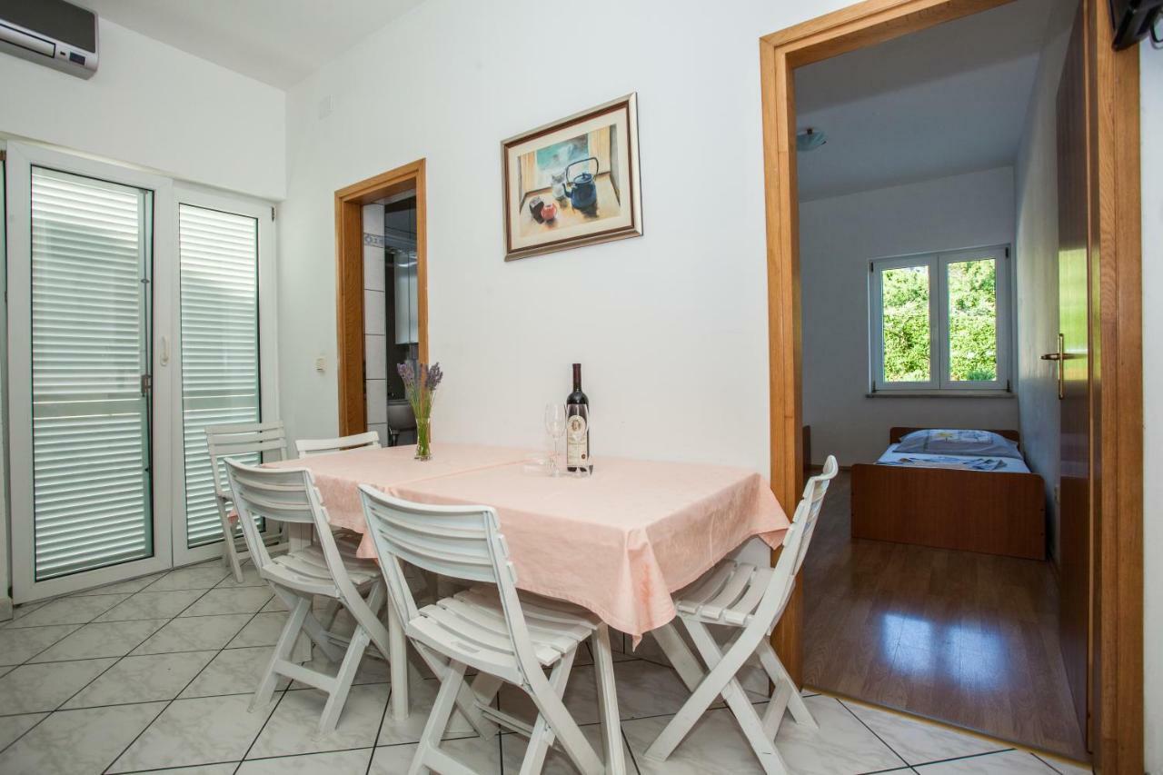 Apartments Pusic Omis Exterior photo