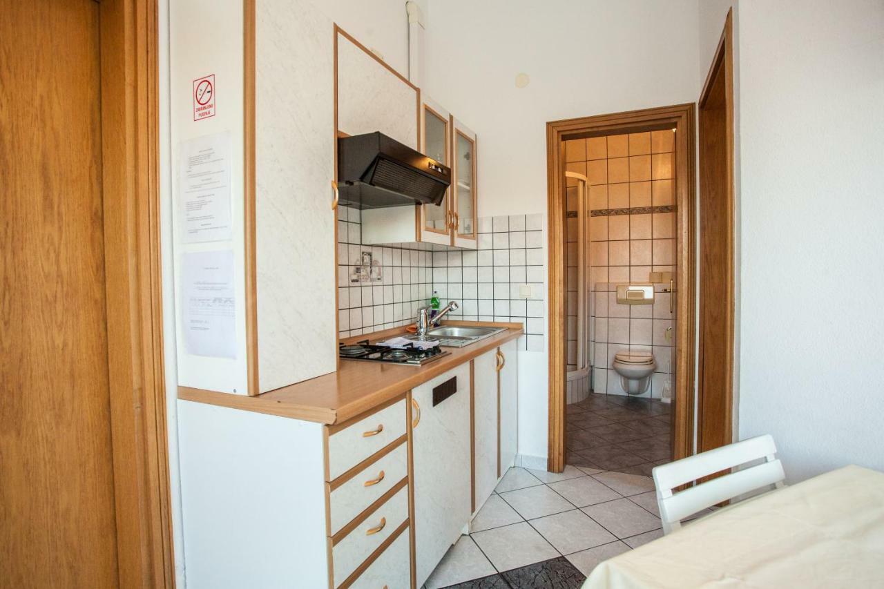 Apartments Pusic Omis Exterior photo