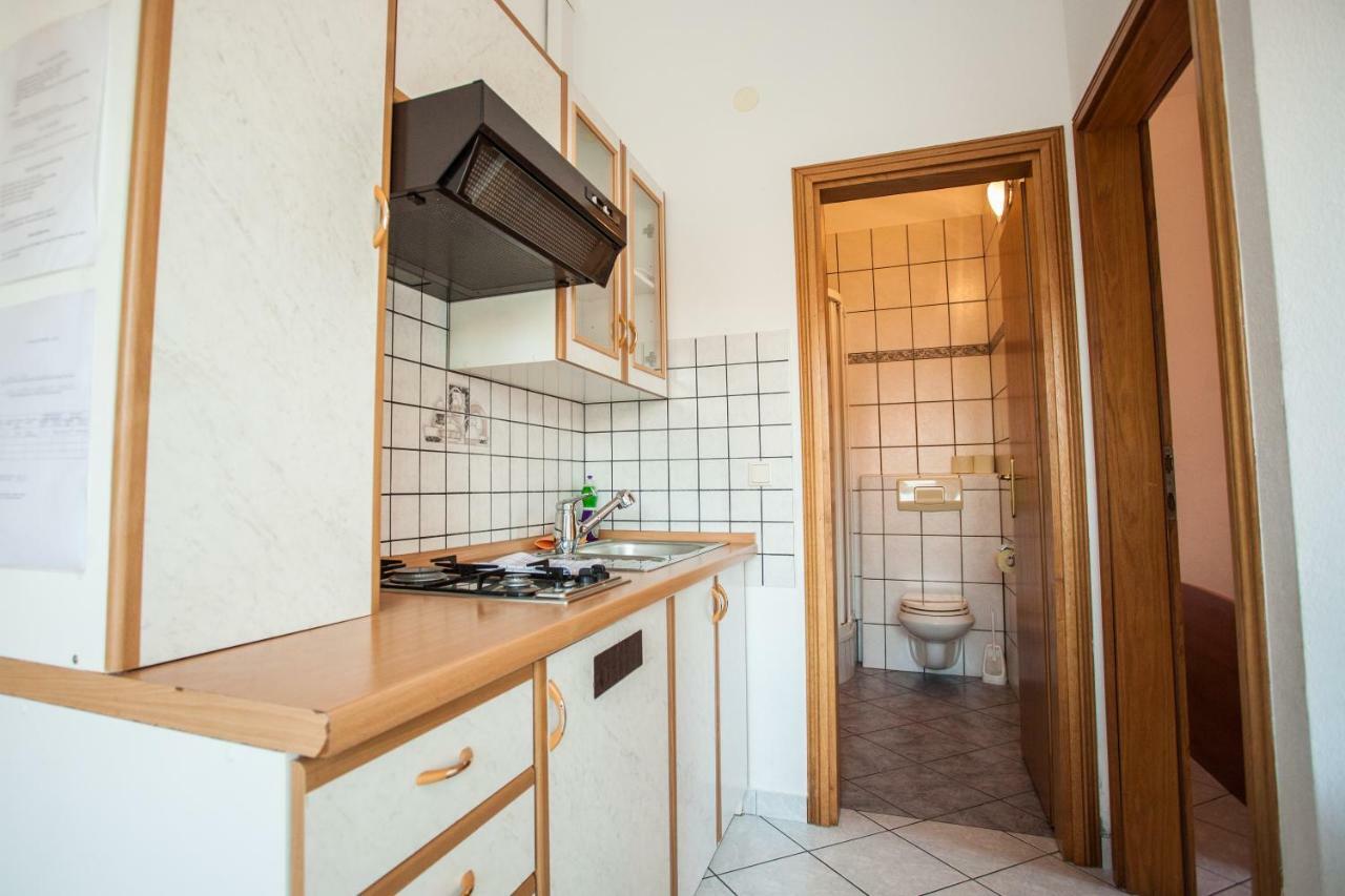 Apartments Pusic Omis Exterior photo